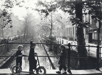 803305 Afbeelding van enkele kinderen op de Magdalenabrug over de Nieuwegracht te Utrecht, uit het noorden.